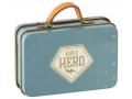 Souris Superhéro, Petit Frère dans sa valise, taille : H : 10 cm  - Maileg - 16-0721-01